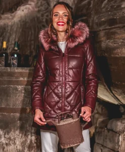 Donna D'Arienzo Chloe - Piumino in pelle naturale bordeaux con cappuccio bordato pelliccia
