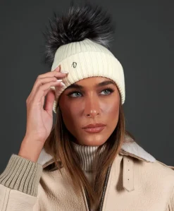Donna D'Arienzo Taylor - Cappello in lana panna con pompon in pelliccia nero panna
